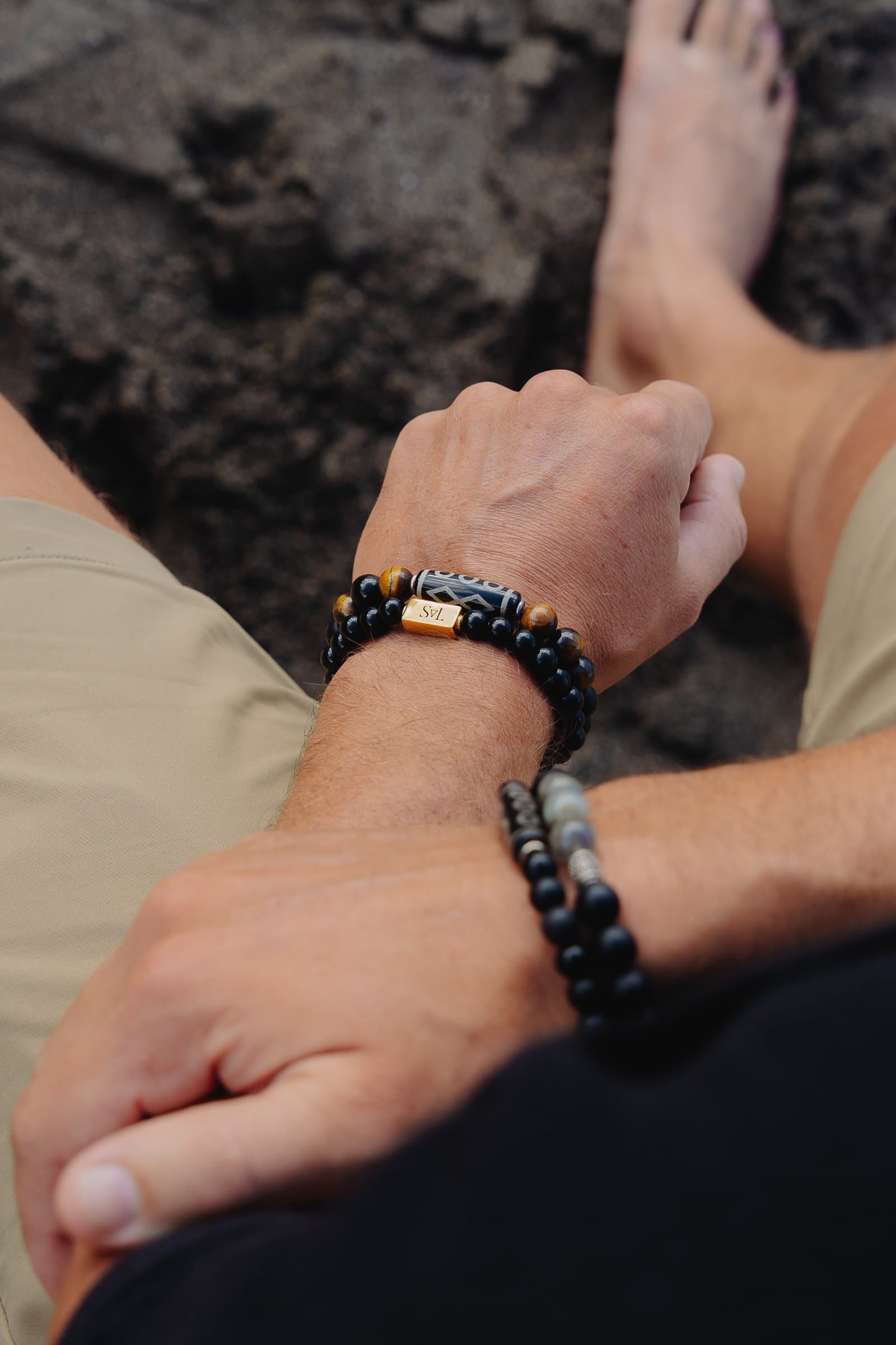 Black axis bracelet – gedragen